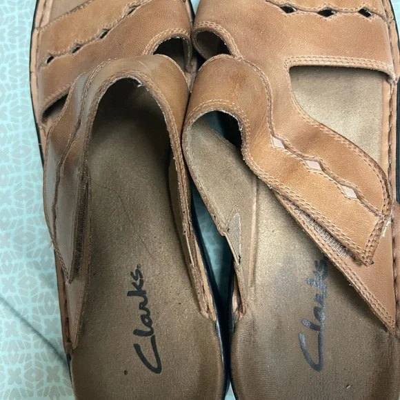 Clarks Men’s Tan Leather Slide Sandals - Picture 3 of 8